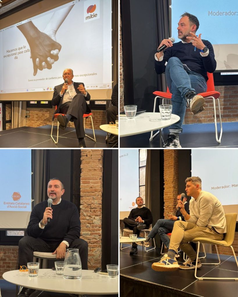 Dani Juliá dona la bennvinguda a la jornada d'ECAS als i les 
