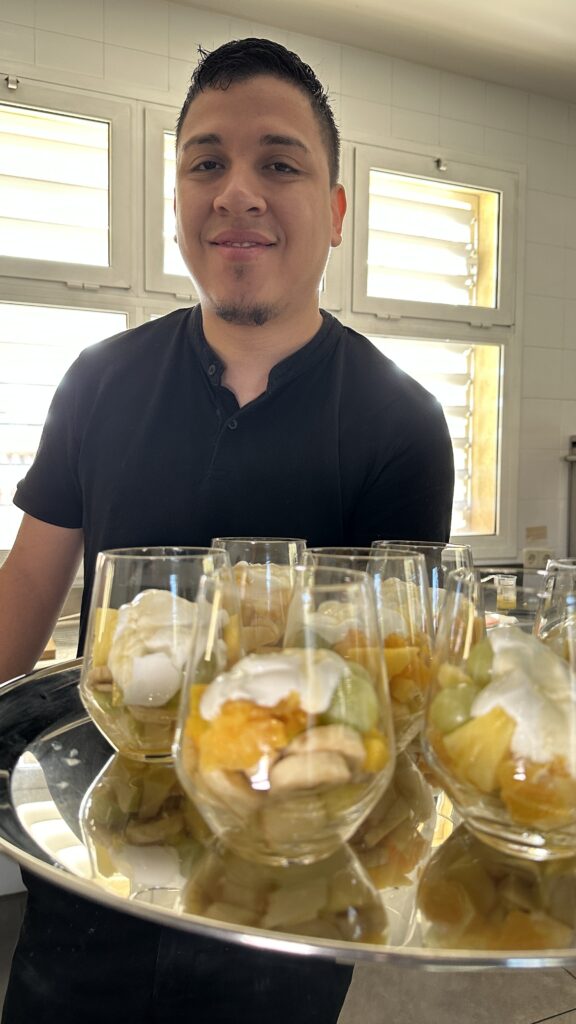 Fotos dels i les alumnes del curs d'hosteleria i dels plats servits durant l'esmorzar de pràctiques.