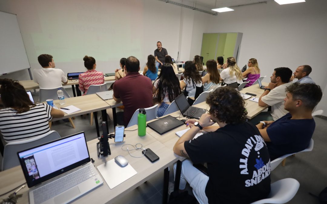 Dani Juliá fent classe a un dels cursos de Eines per Tothom