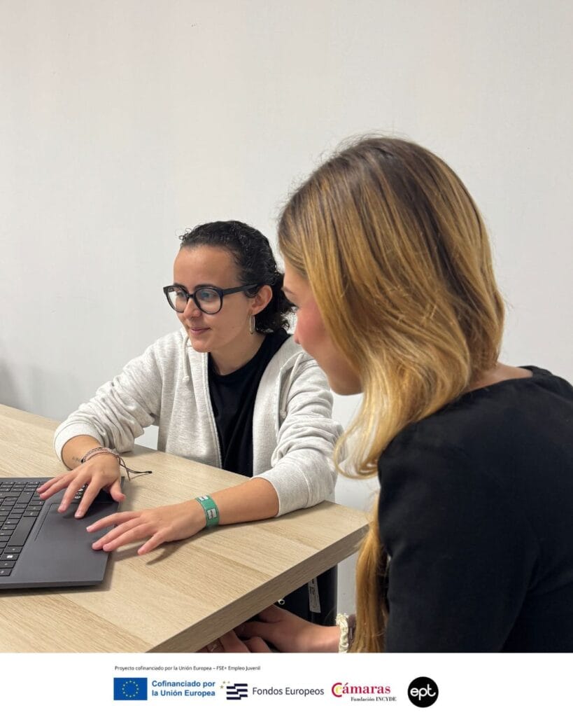 Sessió d’orientació laboral amb joves dins del projecte EINES LAB JOVEN amb suport del FSE+ i INCYDE