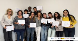 Alumnat del curs d’administració subvencionat mostrant els diplomes acreditatius